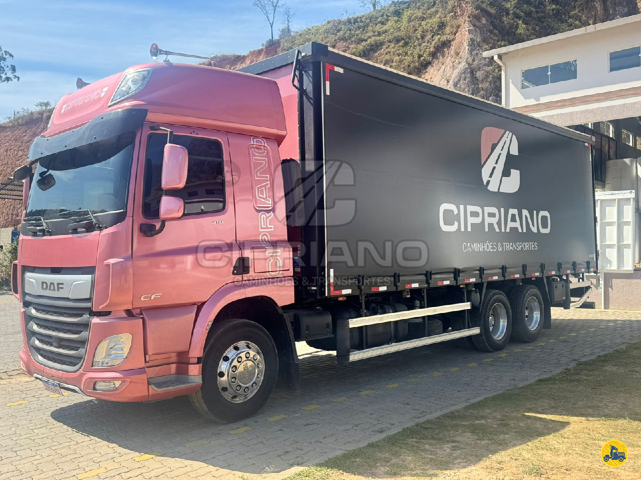 CAMINHAO DAF DAF CF FAS 310 Baú Sider Truck 6x2 Cipriano Caminhões PASSA QUATRO MINAS GERAIS MG